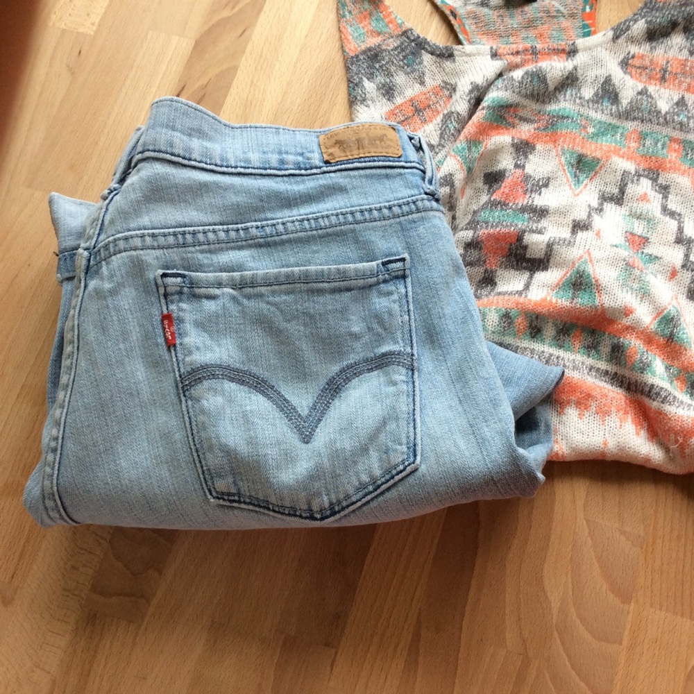 Womens Levi capris